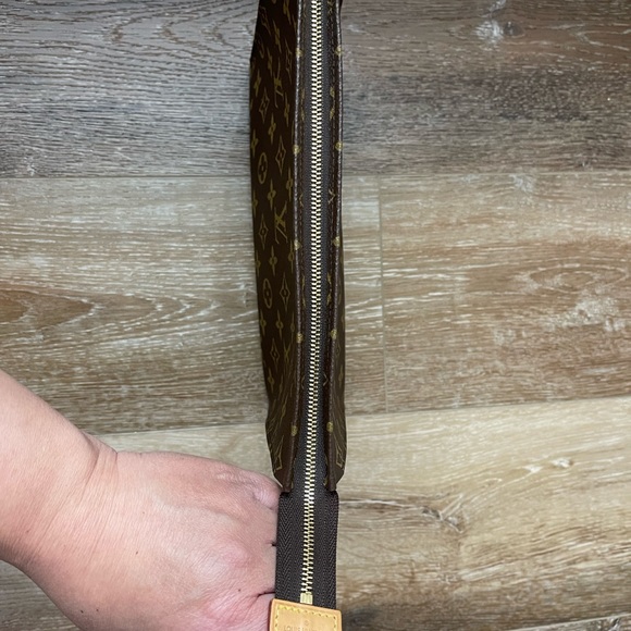 Louis Vuitton Toiletry Pouch Monogram Canvas 26 - Picture 9 of 10